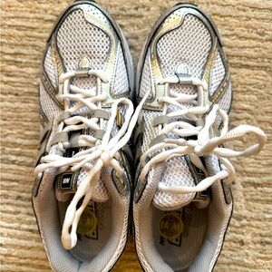 New Balance 1906R White Silver Metallic size 8 men’s (fits a 9 woman)
